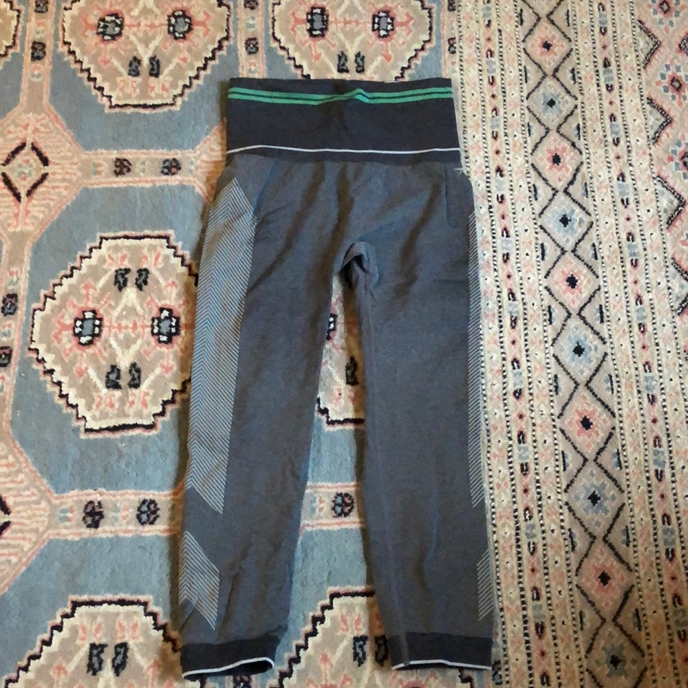 Gap Fit cropped active wear leggings